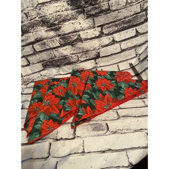 Christmas Holiday Cloth Poinsettia berries Napkins Set of (6) 16 X 16.5 - Picture 3 of 4
